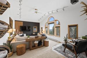 Hutch N Snow House AK