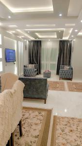 شقه كامله بفيلا فاخره بجوار ممشى اهل زايد 3غرف وشرفه