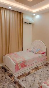 شقه كامله بفيلا فاخره بجوار ممشى اهل زايد 3غرف وشرفه