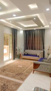 شقه كامله بفيلا فاخره بجوار ممشى اهل زايد 3غرف وشرفه