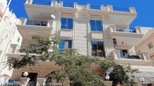 شقه كامله بفيلا فاخره بجوار ممشى اهل زايد 3غرف وشرفه