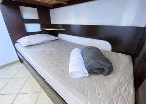 Apt em Castelhanos-1 quadra do Mar,3Qts -2 cAr