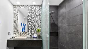 Garden-Access 2BR with Spectacular View