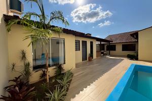 Piscina e 4 quartos há 3 min da praça principal