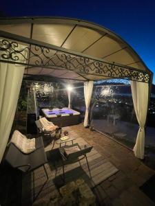 Casa Ronco Frati, piscina vista lago