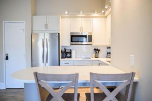 Coastal Luxury Studio One Block to Big Rock