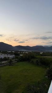 Cobertura Linear no Recreio - Varanda Grande, Vista Montanhas, Próx Praia, Garagem, Acomoda até 4 pessoas