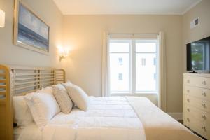 Coastal Luxury Studio One Block to Big Rock