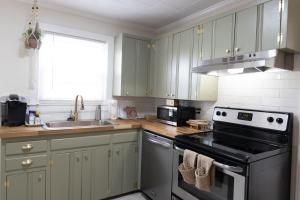 Downtown Delight King Beds Comfort & the Greenway!