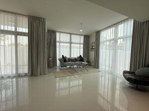 Spacious Fully Furnished 6BR Villa in Damac Hill2