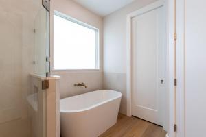 Family Retreat, Pool, Games & Farm Views, 10 Acres