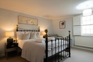 Charming 3BR Cottage Sleeps 8 - 15 Mins to Centre