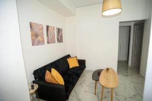 The Little Yard Downstairs Apt - Goudi by ΜΡS