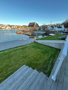 2 hytter i sjøkanten med 20 sengeplasser