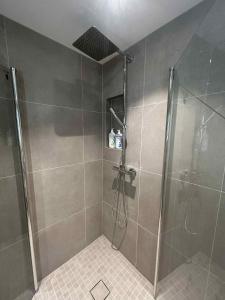 2 hytter i sjøkanten med 20 sengeplasser