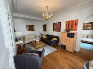 Yzy-Loc Paris Champs Élysées Porte Maillot