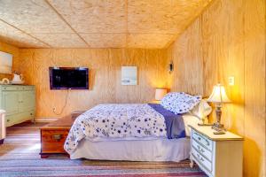 Hike, Ski and Golf Water-View Lake Winola Retreat!