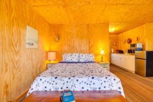 Hike, Ski and Golf Water-View Lake Winola Retreat!