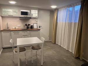 Ary & Pablo Airport Stay