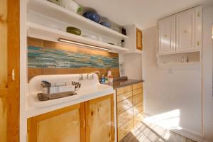 2 Mi to Dtwn Colorado Springs Gem with Hot Tub!