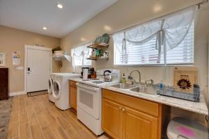 Cozy Couples Retreat 5 Mi to Garden of the Gods!