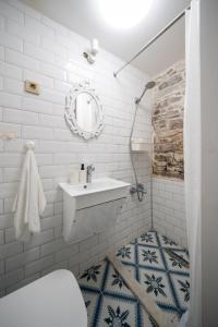 MINIQ HOMES 101 - Near Sea Foça Center 2BR Historic Stone House