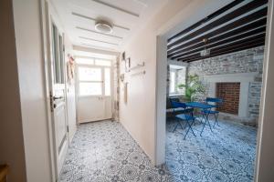 MINIQ HOMES 101 - Near Sea Foça Center 2BR Historic Stone House