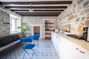 MINIQ HOMES 101 - Near Sea Foça Center 2BR Historic Stone House