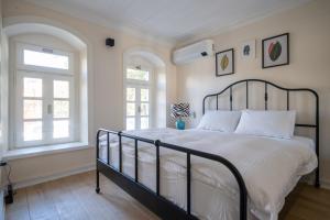 MINIQ HOMES 102 - Historical Stone House with Garden Cinema