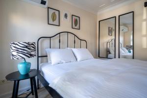 MINIQ HOMES 102 - Historical Stone House with Garden Cinema