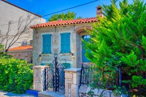 MINIQ HOMES 102 - Historical Stone House with Garden Cinema
