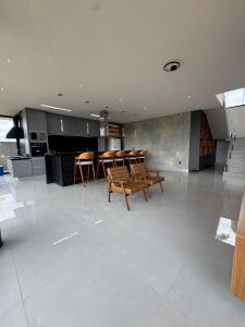 Belo sobrado com piscina aquecida em Ninho Verde 2