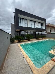 Belo sobrado com piscina aquecida em Ninho Verde 2