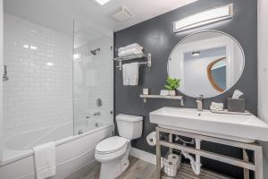 Contemporary King Studio in Coconut Grove includes Parking