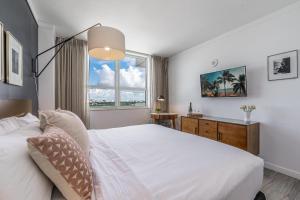 Contemporary King Studio in Coconut Grove includes Parking