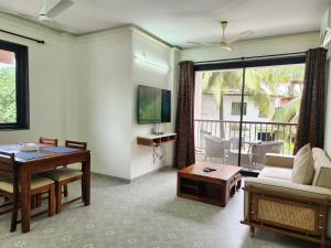 1BHK Tropical Escape - Pool, Gym Access - Near Candolim Beach