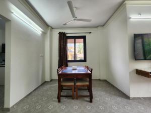 1BHK Tropical Escape - Pool, Gym Access - Near Candolim Beach