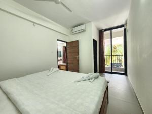 1BHK Tropical Escape - Pool, Gym Access - Near Candolim Beach