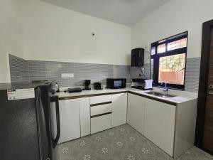 Luxury Tropical Escape - Candolim 1BHK Apartment with Pool & Gym - Near Beach