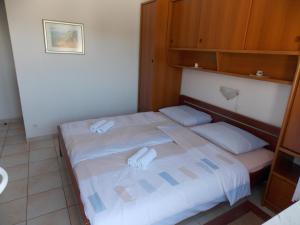 Apartments and rooms with parking space Barbat, Rab - 4862