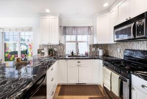 Rare 2BR Modern Urban Escape Free Parking