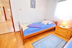 Apartments with parking space Vir - 10407