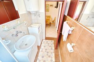 Apartments with parking space Vir - 10407