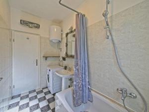 Apartments with parking space Postira, Brac - 11582