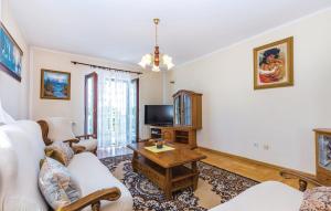 Apartments with parking space Novi Vinodolski - 15946