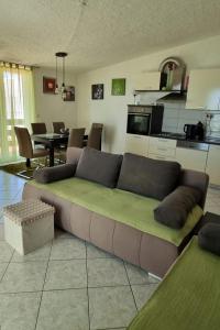 Apartments with parking space Duce, Omis - 24975