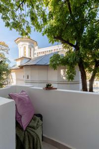 University Square 1BR - Balcony & Church Views