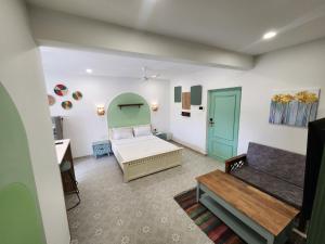 Elegant Hideaway Studio - Private Balcony, Pool & Luxury Closet