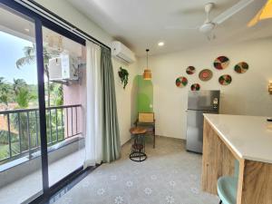 Elegant Hideaway Studio - Private Balcony, Pool & Luxury Closet