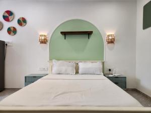 Elegant Hideaway Studio - Private Balcony, Pool & Luxury Closet